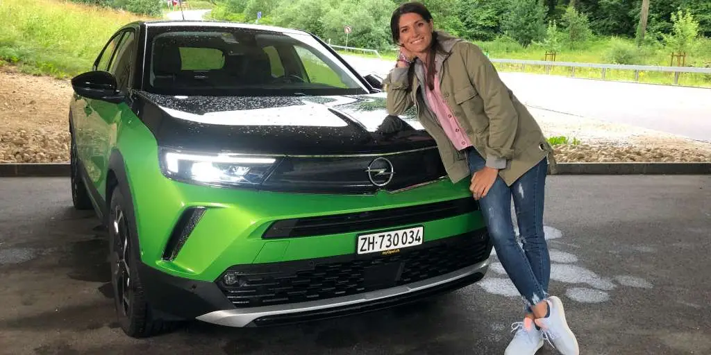 Das Design des beliebten Modells hat Opel komplett verändert, wie aber sieht es unter der Haube aus? Cyndie Allemann hat den neunen Opel Mokka-e getestet.