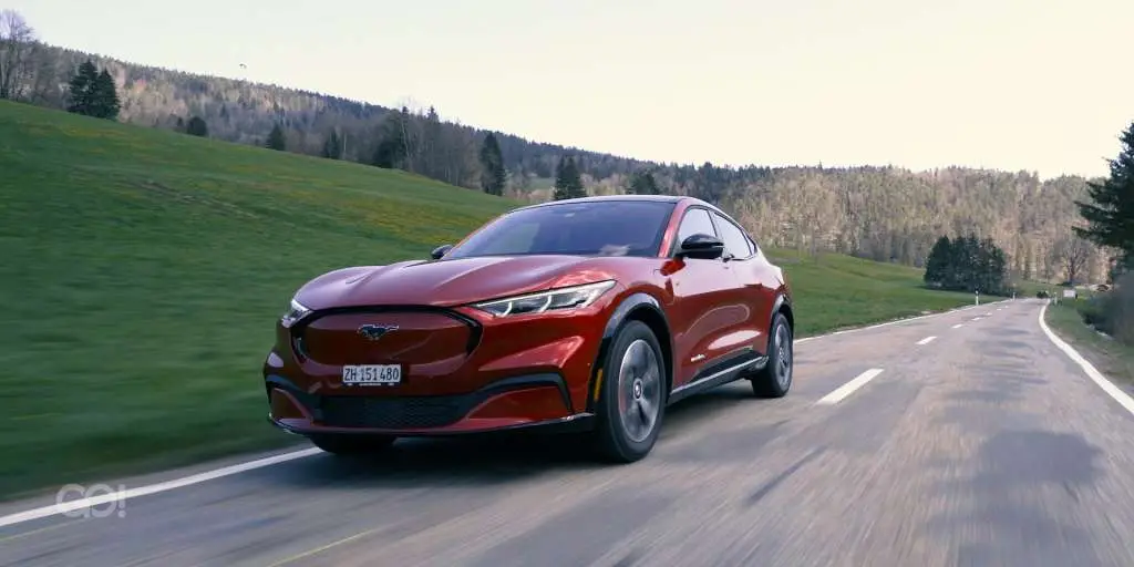 Ist der Ford Mustang Mach-E der Schritt in die Zukunft? Kann ein Elektroauto überhaupt das Mustang-Signet tragen? Cyndie hat es getestet.