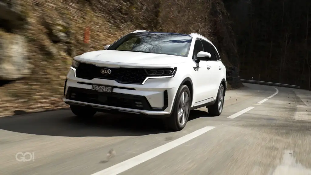 Cyndie Allemann testet für GO! den neue Kia Sorento HEV. Der Koreaner kommt aber leider nur als Hybrid auf den Markt.