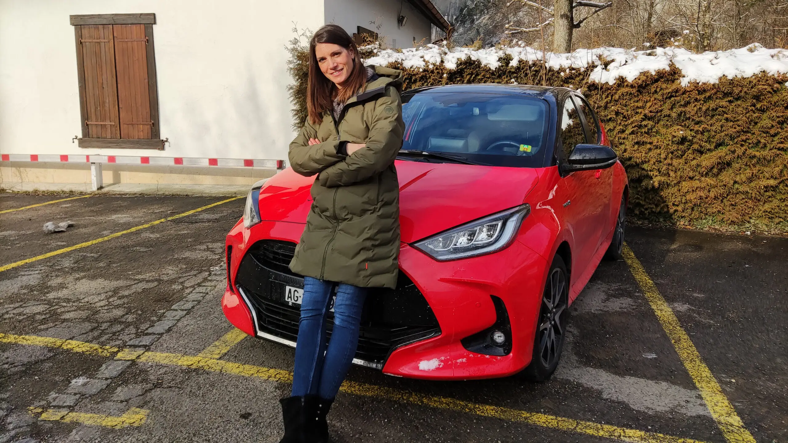 Cyndie Allemann mit dem Toyota Yaris Hybrid im Test