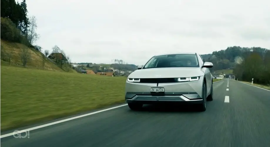 So viel Lob wie der Hyundai Ioniq 5 hat selten ein Auto im Voraus bekommen. Ob das auch gerechtfertigt ist, findet Cyndie Allemann heraus.