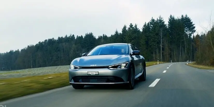 Der Kia EV6 fährt zwar nicht so schnell wie ein Porsche, dafür lädt er fast so schnell.