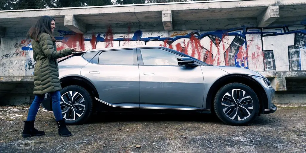 Der Kia EV6 fährt zwar nicht so schnell wie ein Porsche, dafür lädt er fast so schnell.