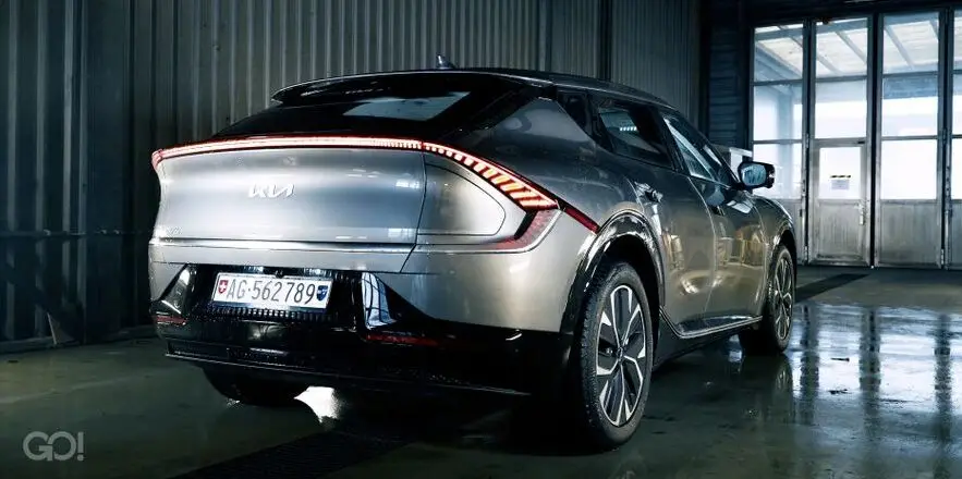Der Kia EV6 fährt zwar nicht so schnell wie ein Porsche, dafür lädt er fast so schnell.