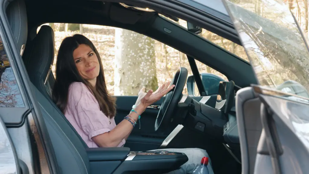 Das Elektroauto BMW iX ist radikal anders als die restlichen BMW’s und macht Cyndie so etwas ratlos.