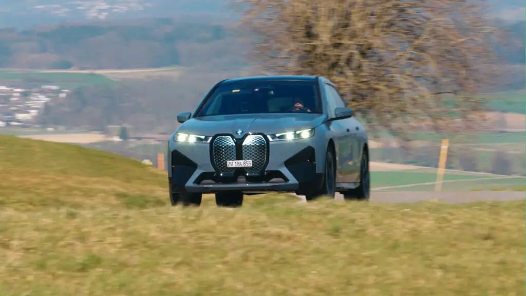 Das Elektroauto BMW iX ist radikal anders als die restlichen BMW’s und macht Cyndie so etwas ratlos.