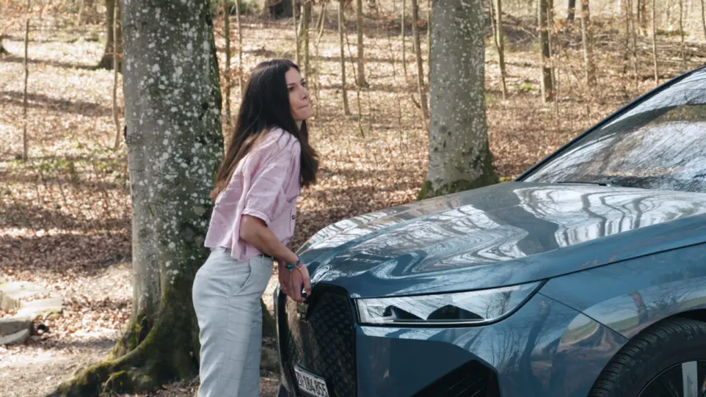 Das Elektroauto BMW iX ist radikal anders als die restlichen BMW’s und macht Cyndie so etwas ratlos.