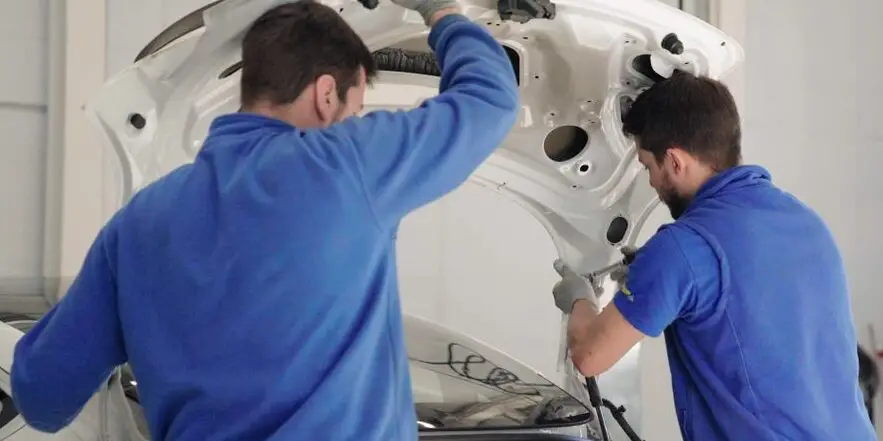 Elektrifizierung und Digitalisierung bringen viele Veränderungen. Wie gehen Auto Werkstätten damit? Könnte das das Ende der Dorfgarage sein?