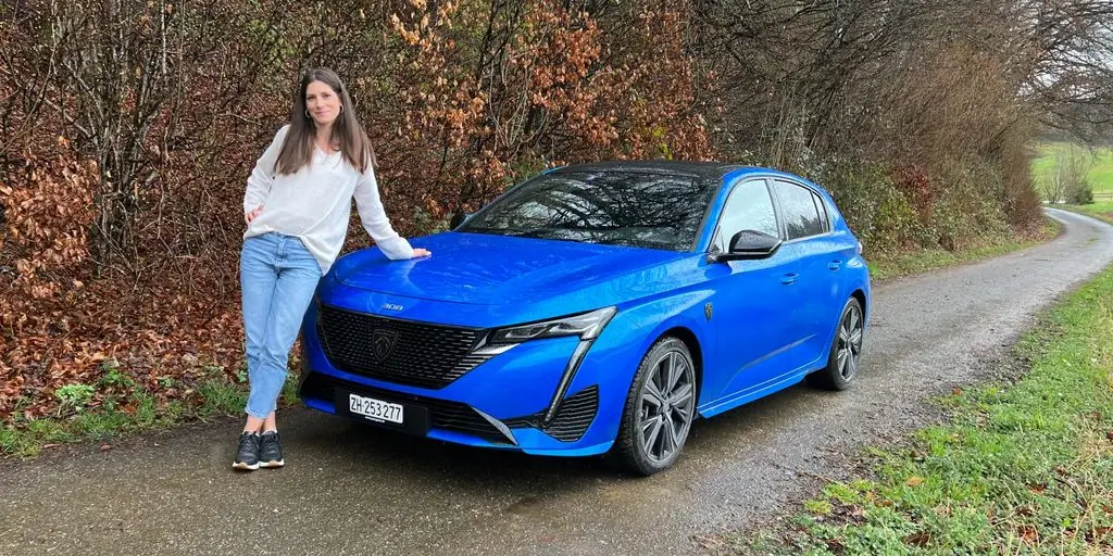 Die Franzosen nehmen sich dem kleinen Autos an und rüstet den Peugeot mit moderner Plug-In-Hybrid Technik aus. Was der Kompaktwagen kann, sagt Cyndie Allemann.