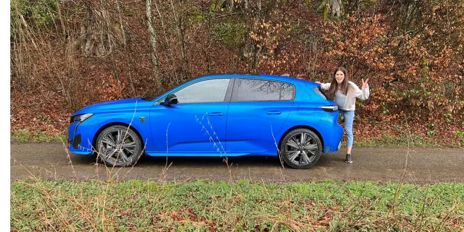 Die Franzosen nehmen sich dem kleinen Autos an und rüstet den Peugeot mit moderner Plug-In-Hybrid Technik aus. Was der Kompaktwagen kann, sagt Cyndie Allemann.