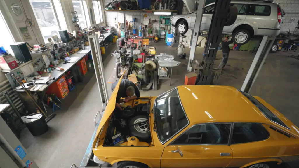 Elektrifizierung und Digitalisierung bringen viele Veränderungen. Wie gehen Auto Werkstätten damit? Könnte das das Ende der Dorfgaragen sein?