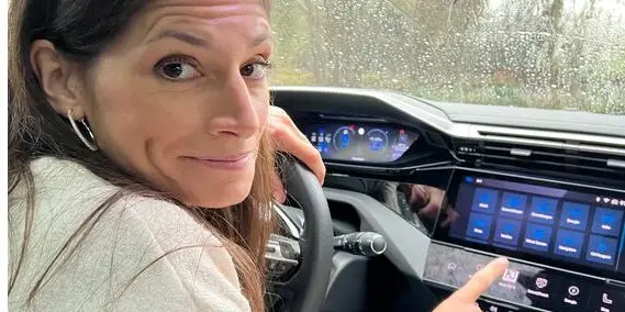 Die Franzosen nehmen sich dem kleinen Autos an und rüstet den Peugeot mit moderner Plug-In-Hybrid Technik aus. Was der Kompaktwagen kann, sagt Cyndie Allemann.