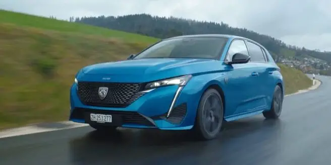 Die Franzosen nehmen sich dem kleinen Autos an und rüstet den Peugeot mit moderner Plug-In-Hybrid Technik aus. Was der Kompaktwagen kann, sagt Cyndie Allemann.