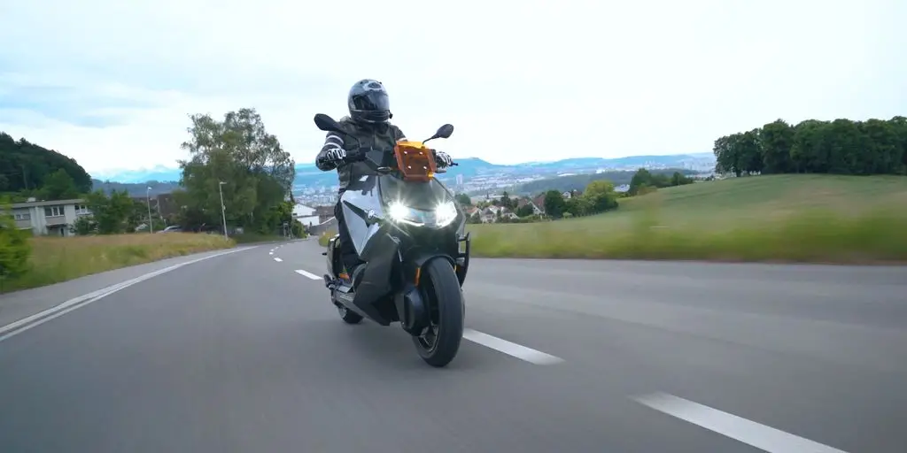 Leise und emissionslos mit dem Roller Pendeln? Diese Vision hat BMW in den neuen CE 04 gepackt. Ist er wirklich eine Alternative zum Verbrenner?
