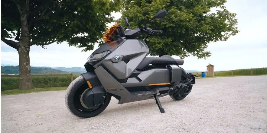 Leise und emissionslos mit dem Roller Pendeln? Diese Vision hat BMW in den neuen CE 04 gepackt. Ist er wirklich eine Alternative zum Verbrenner?