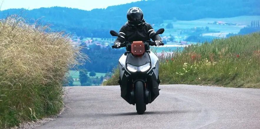 Leise und emissionslos mit dem Roller Pendeln? Diese Vision hat BMW in den neuen CE 04 gepackt. Ist er wirklich eine Alternative zum Verbrenner?