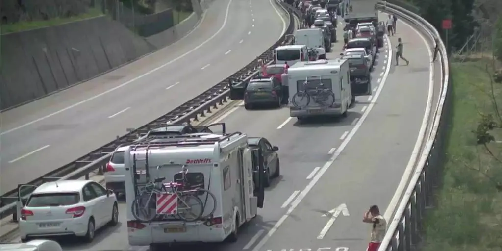 Ein kurzer Moment der Unaufmerksamkeit und es ist passiert. Gerade auf der Autobahn mit über 100 km/h können die Folgen eines Unfalls tödlich sein.