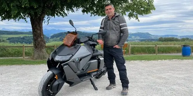 Leise und emissionslos mit dem Roller Pendeln? Diese Vision hat BMW in den neuen CE 04 gepackt. Ist er wirklich eine Alternative zum Verbrenner?