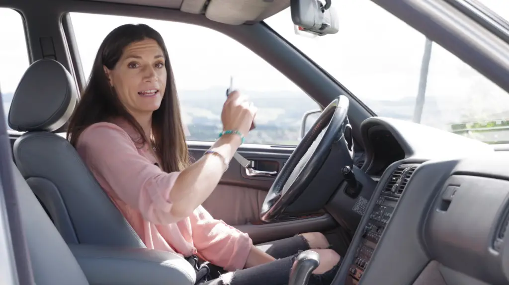 Der erste Lexus war ein Schock für die Deutschen. Cyndie fährt den Oldtimer Lexus LS400 und erklärt, wieso er in USA, nicht aber bei uns erfolgreich war.