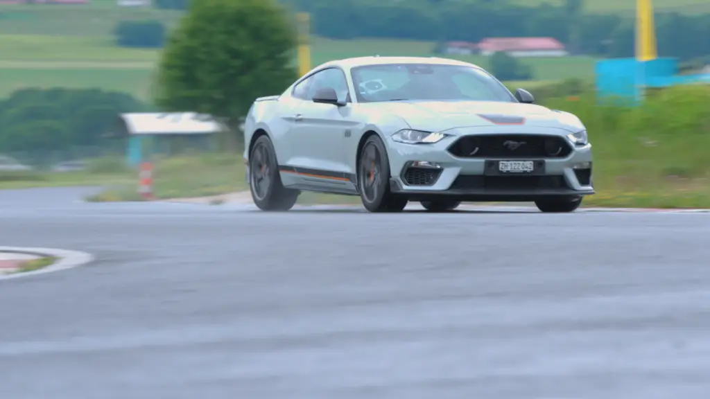 Was ist schneller? Ein leichter, aber schwächerer Verbrenner oder ein schwerer, aber stärkerer Stromer? Cyndie macht den Ford Mustang Test auf dem Rundkurs.