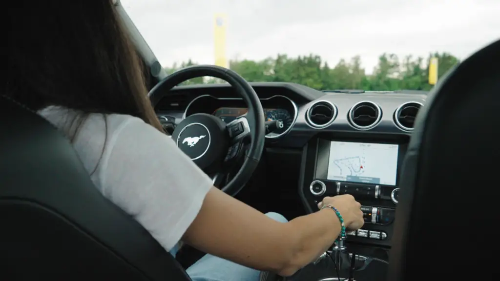 Was ist schneller? Ein leichter, aber schwächerer Verbrenner oder ein schwerer, aber stärkerer Stromer? Cyndie macht den Ford Mustang Test auf dem Rundkurs.