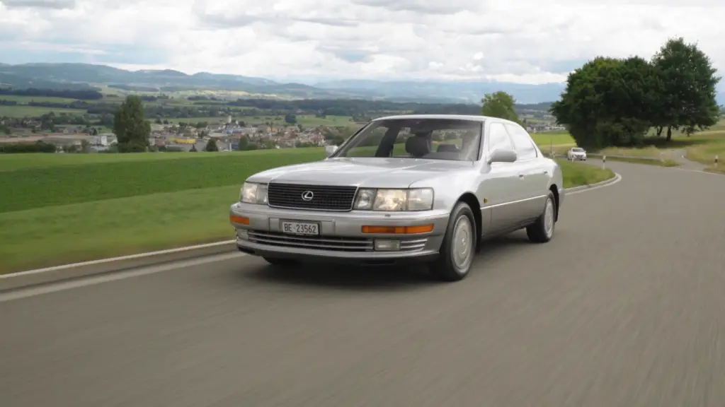 Der erste Lexus war ein Schock für die Deutschen. Cyndie fährt den Oldtimer Lexus LS400 und erklärt, wieso er in USA, nicht aber bei uns erfolgreich war.