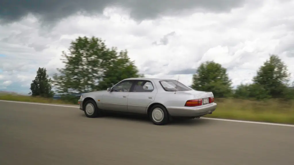 Der erste Lexus war ein Schock für die Deutschen. Cyndie fährt den Oldtimer Lexus LS400 und erklärt, wieso er in USA, nicht aber bei uns erfolgreich war.