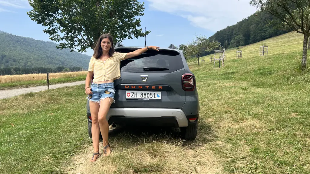 Statt auf Premium setzt Dacia auf günstige Preise. Welche Abstriche man machen muss und wohingegen das günstige Auto glänzt, hat Cyndie getestet.
