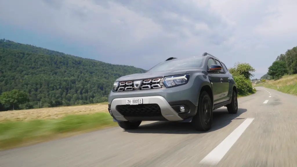 Statt auf Premium setzt Dacia auf günstige Preise. Welche Abstriche man machen muss und wohingegen das günstige Auto glänzt, hat Cyndie getestet.