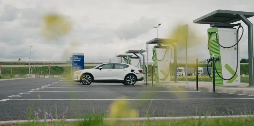Ladestation funktioniert nicht, Bezahlung wird nicht akzeptiert. Mit dem Elektroauto ins Ausland scheint eine Herausforderung. Der GO! Redaktor hat es getestet.