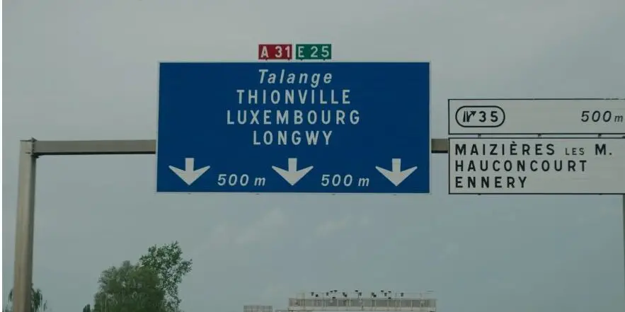 Ladestation funktioniert nicht, Bezahlung wird nicht akzeptiert. Mit dem Elektroauto ins Ausland scheint eine Herausforderung. Der GO! Redaktor hat es getestet.