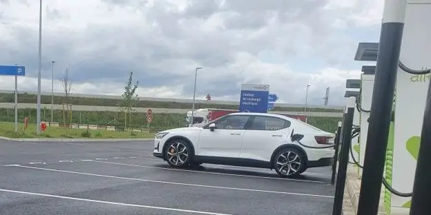 Ladestation funktioniert nicht, Bezahlung wird nicht akzeptiert. Mit dem Elektroauto ins Ausland scheint eine Herausforderung. Der GO! Redaktor hat es getestet.