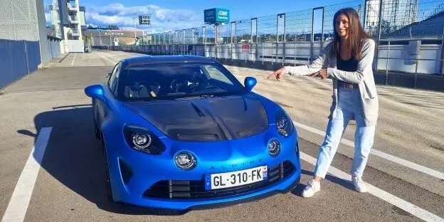 Leichter, leistungsfähiger und voller Fahrspass – der Leichtbau-Sportwagen Alpine A110 R beweist in Cyndies Auto-Test, dass weniger Gewicht mehr ist.