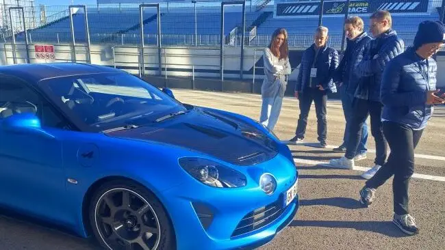 Leichter, leistungsfähiger und voller Fahrspass – der Leichtbau-Sportwagen Alpine A110 R beweist in Cyndies Auto-Test, dass weniger Gewicht mehr ist.