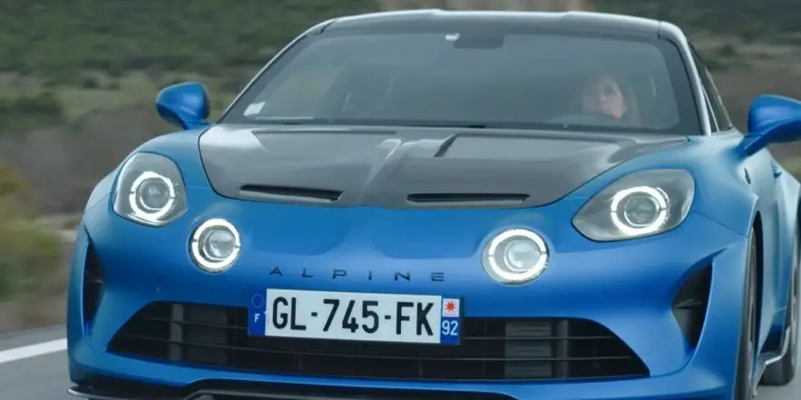 Leichter, leistungsfähiger und voller Fahrspass – der Leichtbau-Sportwagen Alpine A110 R beweist in Cyndies Auto-Test, dass weniger Gewicht mehr ist.