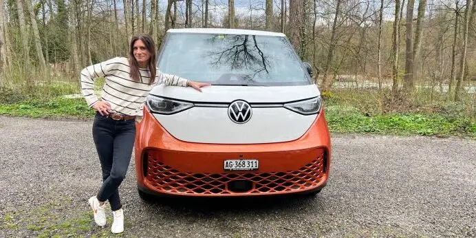 Vans, die auch kleine Camper sind, boomen. Doch sind solche Autos auch im Alltag praktisch? Das ist Cyndie Allemanns Urteil zum ID.Buzz von Volkswagen.
