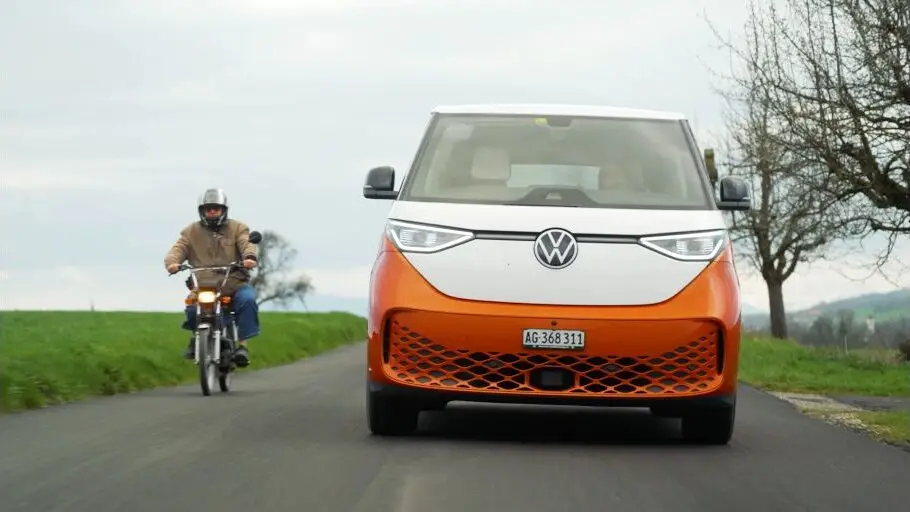 Vans, die auch kleine Camper sind, boomen. Doch sind solche Autos auch im Alltag praktisch? Das ist Cyndie Allemanns Urteil zum ID.Buzz von Volkswagen.