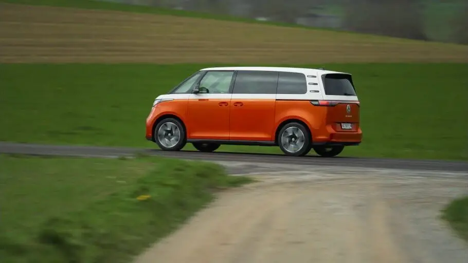 Vans, die auch kleine Camper sind, boomen. Doch sind solche Autos auch im Alltag praktisch? Das ist Cyndie Allemanns Urteil zum ID.Buzz von Volkswagen.