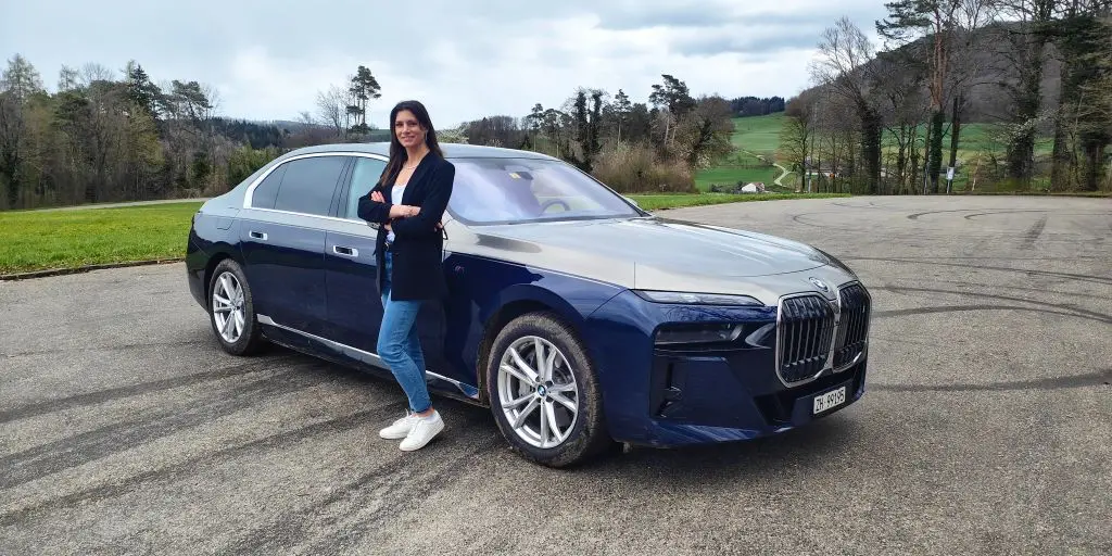 Der BMW i7 ist nicht nur ein neues Auto, sondern der Führungsanspruch einer ganzen Marke. Cyndie gefällt das, zumindest zum Teil.