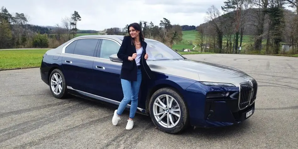 Der BMW i7 ist nicht nur ein neues Auto, sondern der Führungsanspruch einer ganzen Marke. Cyndie gefällt das, zumindest zum Teil.