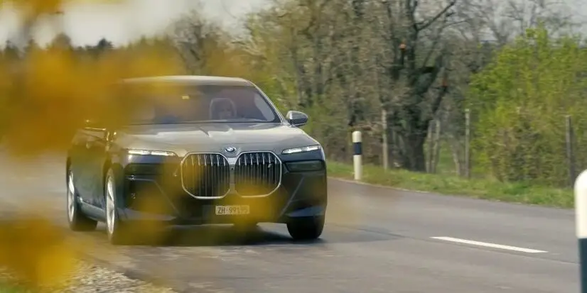 Der BMW i7 ist nicht nur ein neues Auto, sondern der Führungsanspruch einer ganzen Marke. Cyndie gefällt das, zumindest zum Teil.