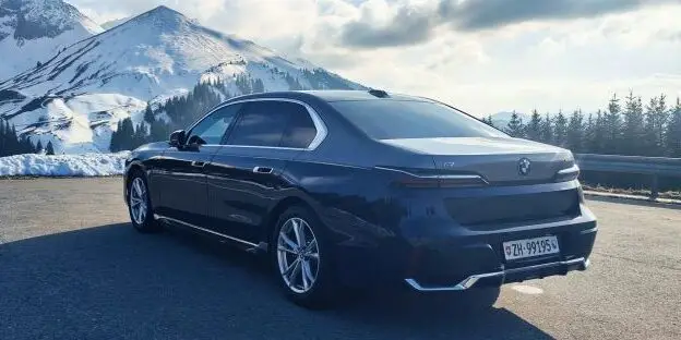 Der BMW i7 ist nicht nur ein neues Auto, sondern der Führungsanspruch einer ganzen Marke. Cyndie gefällt das, zumindest zum Teil.