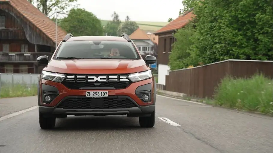 Bei Dacia ist alles günstiger. Doch für den Preis muss man auf gewisse Dinge verzichten. Ob es ein schlimmer oder ein schlauer Verzicht ist, zeigt der GO! Test.