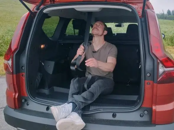 Bei Dacia ist alles günstiger. Doch für den Preis muss man auf gewisse Dinge verzichten. Ob es ein schlimmer oder ein schlauer Verzicht ist, zeigt der GO! Test.
