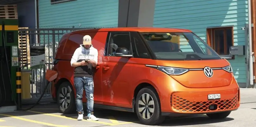 Die E-Mobilität hat stark an Bedeutung gewonnen. Doch viele Menschen scheuen dem Umstieg auf Elektromobilität.