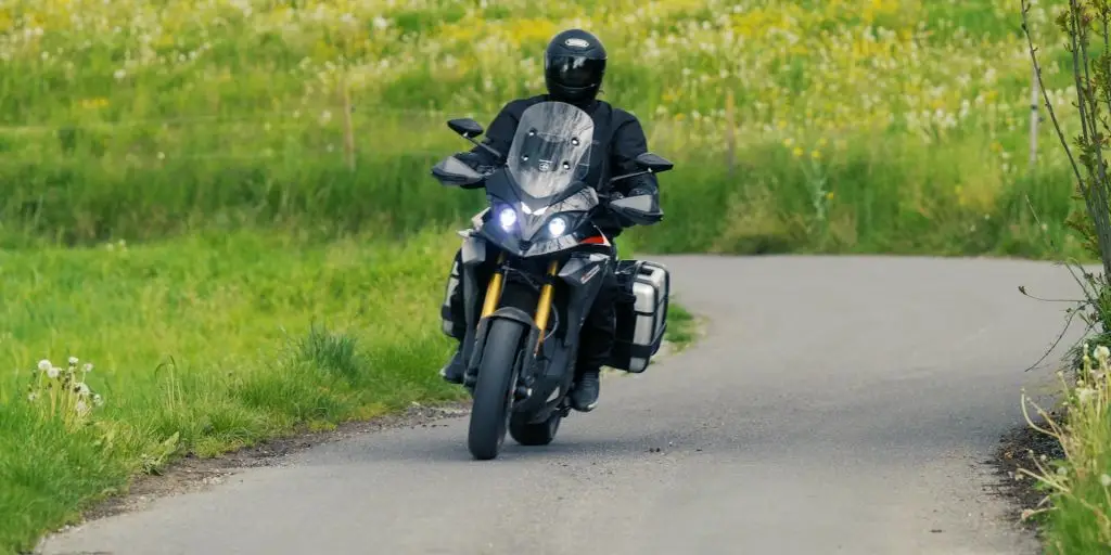 Geht touren auch elektrisch? Das hat sich GO! und der TCS gefragt und den elektrischen Sports-Tourer Energica Experia getestet.