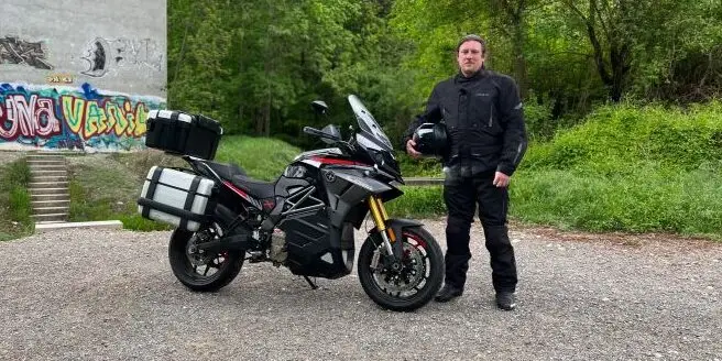 Geht touren auch elektrisch? Das hat sich GO! und der TCS gefragt und den elektrischen Sports-Tourer Energica Experia getestet.