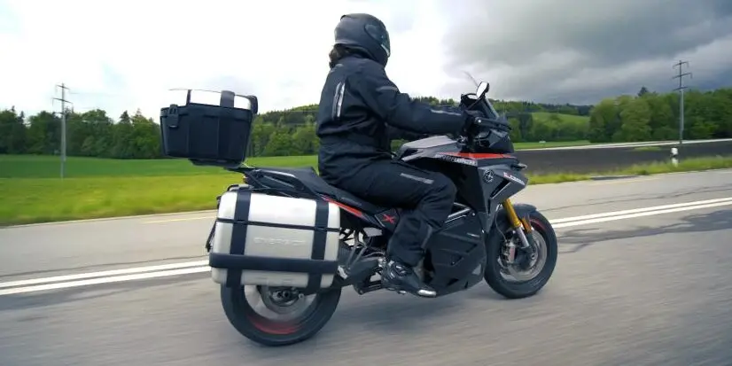 Geht touren auch elektrisch? Das hat sich GO! und der TCS gefragt und den elektrischen Sports-Tourer Energica Experia getestet.