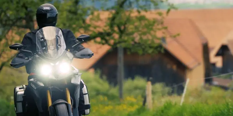 Geht touren auch elektrisch? Das hat sich GO! und der TCS gefragt und den elektrischen Sports-Tourer Energica Experia getestet.