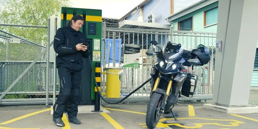 Geht touren auch elektrisch? Das hat sich GO! und der TCS gefragt und den elektrischen Sports-Tourer Energica Experia getestet.